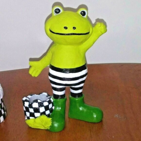 Frog statue resin Black white stripes designer inspired indoor/outdoor decor - Picture 3 of 12